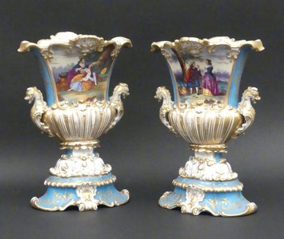 null Paire de vases en porcelaine polychrome et doré à décor de scènes galantes

Paris,...