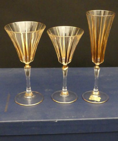 null Cristal de Paris, modèle Dominique

Service en cristal doré comprenant verres...