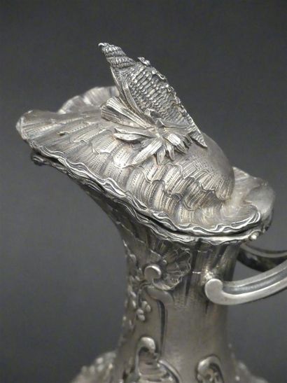 null Aiguière en cristal à côtes torses, monture en argent sculpté et ciselé à décor...