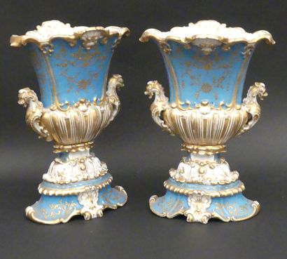 null Paire de vases en porcelaine polychrome et doré à décor de scènes galantes

Paris,...