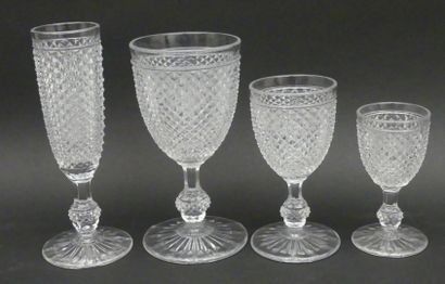 null BACCARAT - modèle "pointes de diamants"

Partie de service de verre en cristal...