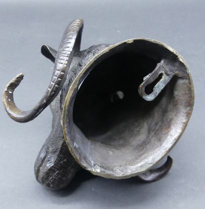 null Bronze noir représentant une tête de bélier

Copie XIXème

H : 15 cm.