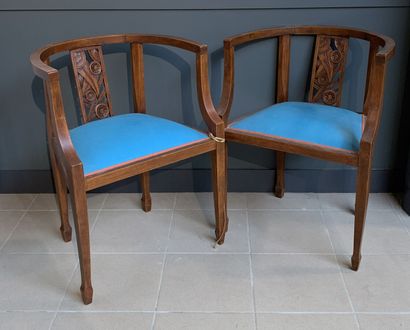 null Paire de fauteuils en bois, le dossier à décor de motifs Art Deco.

Milieu ...
