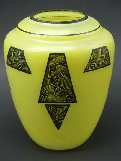null LEGRAS

Vase en verre à décor de fleurs stylisés dans des cartouches sur fond...