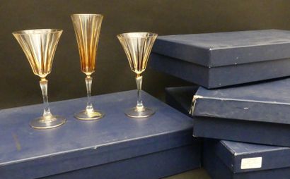 null Cristal de Paris, modèle Dominique

Service en cristal doré comprenant verres...
