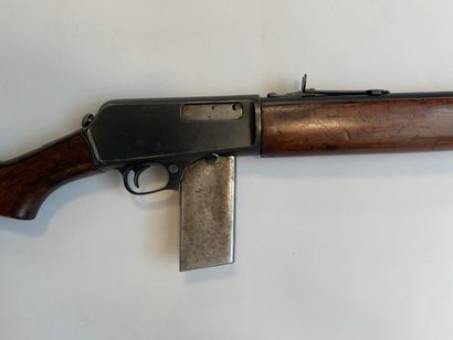 null Carabine semi-automatique Winchester modèle 1907S.L. Arme n°31207. Crosse recollée...