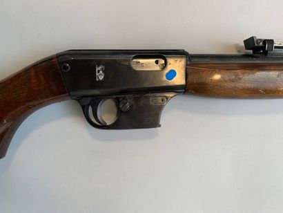 null Carabine française semi-automatique Unique modèle X51 bis. Calibre 22LR. Arme...