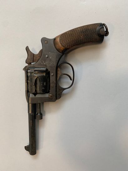 null Revolver réglementaire français modèle 1892 série 1894. Arme n°F58348. Quelques...