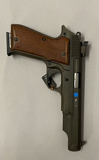 null Pistolet semi-automatique français calibre 9mm MAB-P15. Calibre 9x19. Canon...