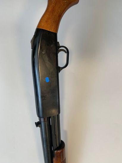 null Fusil à pompe Mossberg modèle 500ATP, calibre 12/76. Crosse bois, canon balle...
