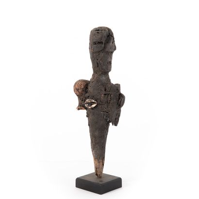 null FON-BENIN

Small botchio surmounted by a character tied to two magic charges...