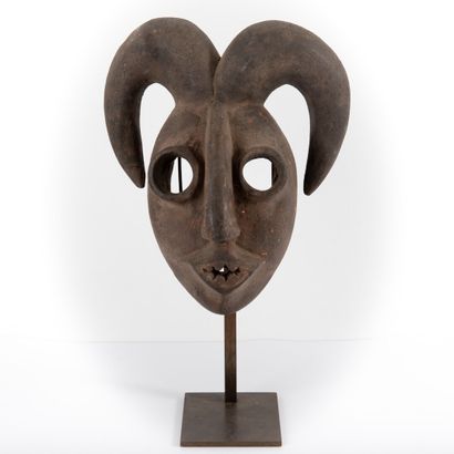 null OGONI- NIGERIA 

Ancient mythological animal mask with wide eyes 

Old trace...
