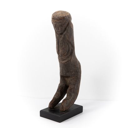null LOBI BURKINA FASO 

Sculpture très atypique représentant un homme courbé avec...