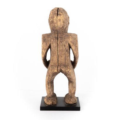 null KARABORO - BURKINA FASO 

Statuette en bois, genoux pliés 

Patine d'usage érodée...