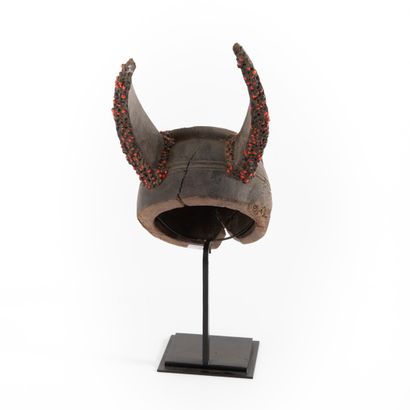 null CHAMBA- NIGERIA - 

Beautiful crest mask with horns and seeds glued on tar 

Restoration...