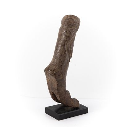 null LOBI BURKINA FASO 

Sculpture très atypique représentant un homme courbé avec...