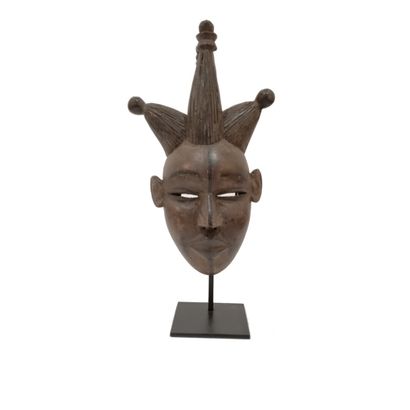 null OGONI- NIGERIA 

Old feminine mask with a very beautiful traditional hairstyle...