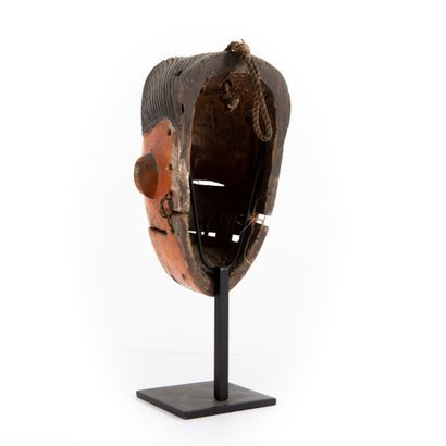 null OGONI- NIGERIA 

Old mask with articulated mouth with orange and black polychromy....