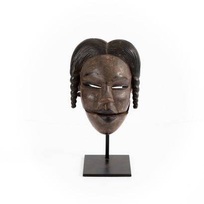 null OGONI- NIGERIA 

Ancien masque féminin à la chevelure tressée, bouche articulée...