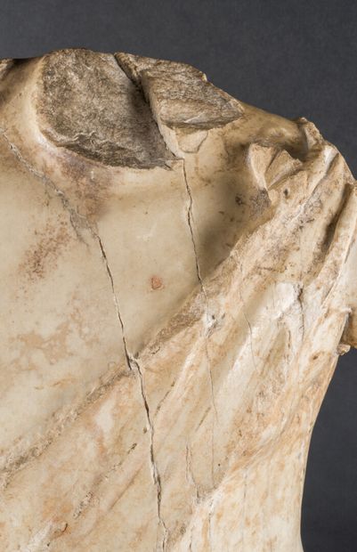  Torse de Satyre en marbre. 
Epoque Romaine, circa 2ème siècle après JC 
H: 84 cm....