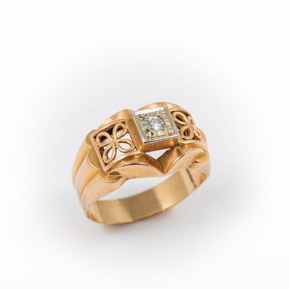 null Brilliant cut diamond tank ring, gold setting 

circa 1940

Gross weight: 4.6...