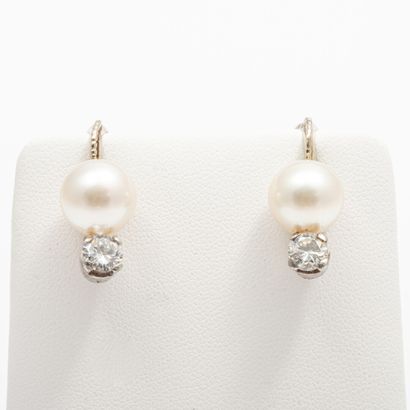 null Pair of ear clips, creamy white cultured pearls diam 10.3mm-10.4mm approx. LFG...