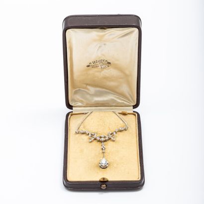 null Collier pendentif ras de cou "Noeud" diamants taille ancienne, central 1.80...