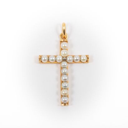 null Pendentif croix perles de culture, monture or 

Poids brut : 4.2 g H: 4 cm-...