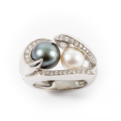 null Bague jonc perles de culture grise et blanche, diamants taille brillant, monture...