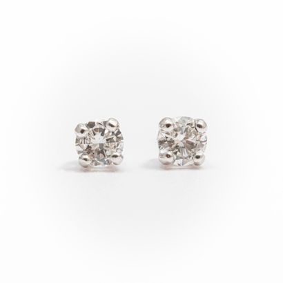 null Paire de clous d'oreilles diamants taille brillant 2 x 0.30 carat environ, monture...