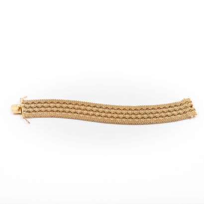 null Bracelet ruban en or tressé 

Vers 1960

Poids : 58,5g- L: 18 cm- l: 2.5 cm