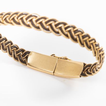 null Bracelet half-jewel gold braided and horsehair

Gross weight: 16.1 g - Diameter:...
