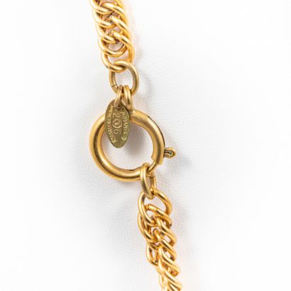 null CHANEL.

Gold-plated metal necklace with safety chain.

L. 82 cm. wear