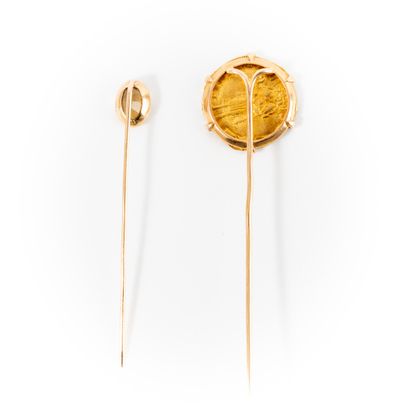 null Two gold and stone tie pins 

Gross weight : 7.6g