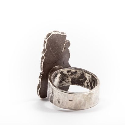 null Jean DESPRES (1889-1980)

Hammered silver and gold ring, free form

Signed,...
