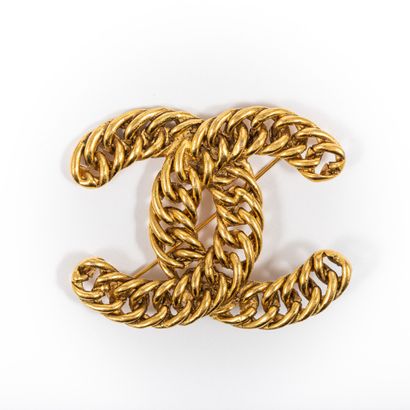 null CHANEL 

 Broche en métal doré à motif de cordage et logo au centre. 

H: 5...