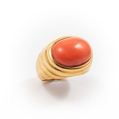 null Coral dome ring in cabochon, gold setting, in the taste of BOUCHERON

Gross...