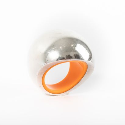 null HERMES "QUARK" 

Bague jonc en argent et bakélite orange. 

Poids brut : 25.6...