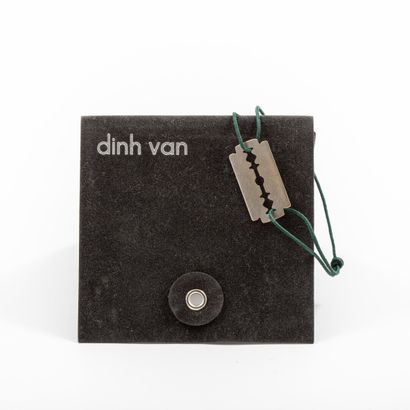 null DINH VAN 

Razor blade" barcelet in white gold and green cotton. 

Signed -...