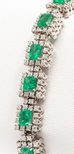 null Bracelet articulé émeraudes Brésil, huilage modéré LGP 2021, entourage diamants...