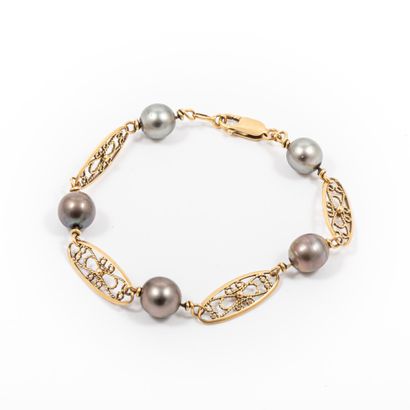 null 
Gold bracelet filigree and gray cultured pearls diam: 9 to 10mm.




Gross...