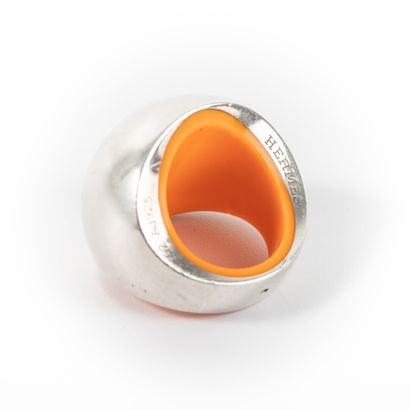 null HERMES "QUARK" 

Bague jonc en argent et bakélite orange. 

Poids brut : 25.6...