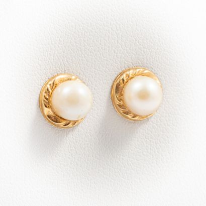 null Earring with cultured pearl, gold setting 

Weight : 1.4 g
