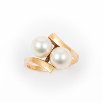 null You and me ring, cultured pearls, diameter 8 mm, gold setting 

Circa 1960

Gross...