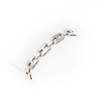 null "Dans le goût de" HERMES

Bracelet articulé "H" or gris 

Poids: 21.8 g - L:...