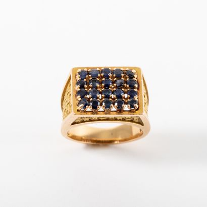Sapphire signet ring, gold setting 

Circa...