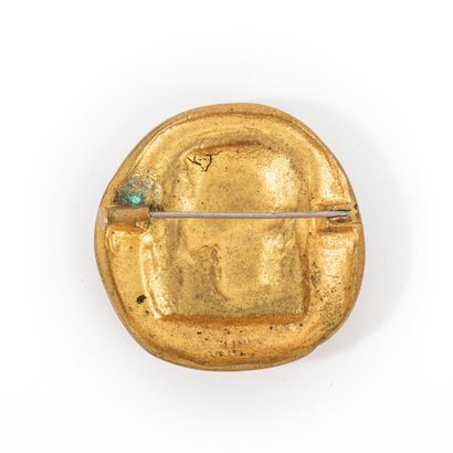 null Line VAUTRIN (1913-1997)

Broche profil à l'antique bronze doré et émail bleu

...