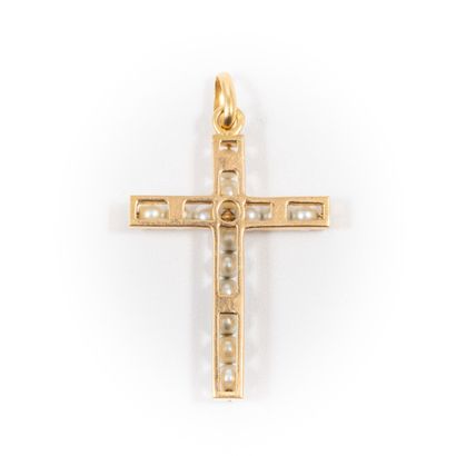 null Cross pendant, cultured pearls, gold setting 

Gross weight: 4.2 g H: 4 cm-...