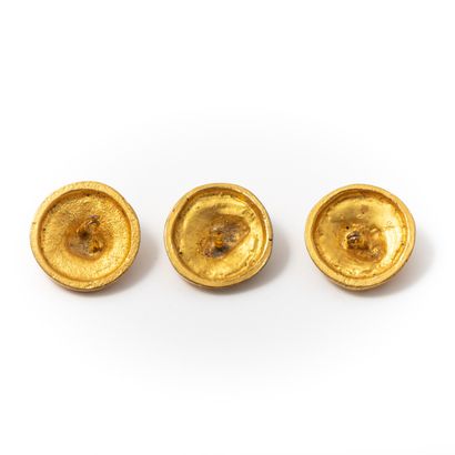 null Attribué à Line VAUTRIN

Trois boutons en bronze doré à motifs zoomorphes 

Diam:...