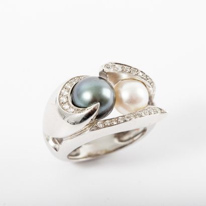 null Bague jonc perles de culture grise et blanche, diamants taille brillant, monture...